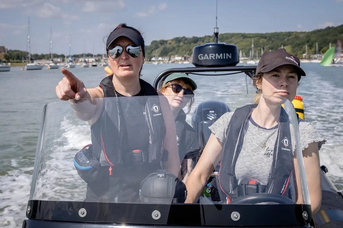 Powerboat training on the Medway