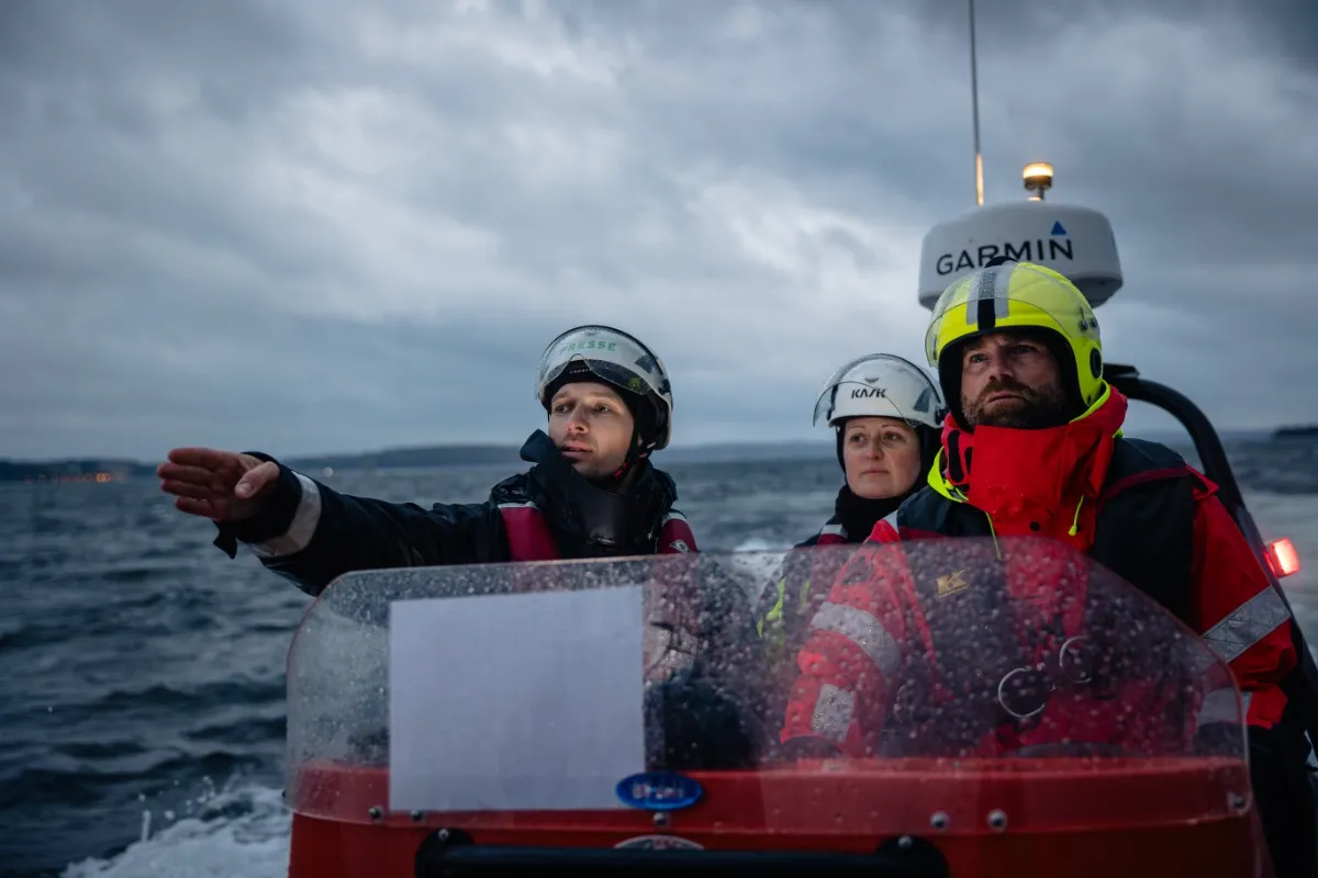 Powerboat practice day - navigating in tough weather